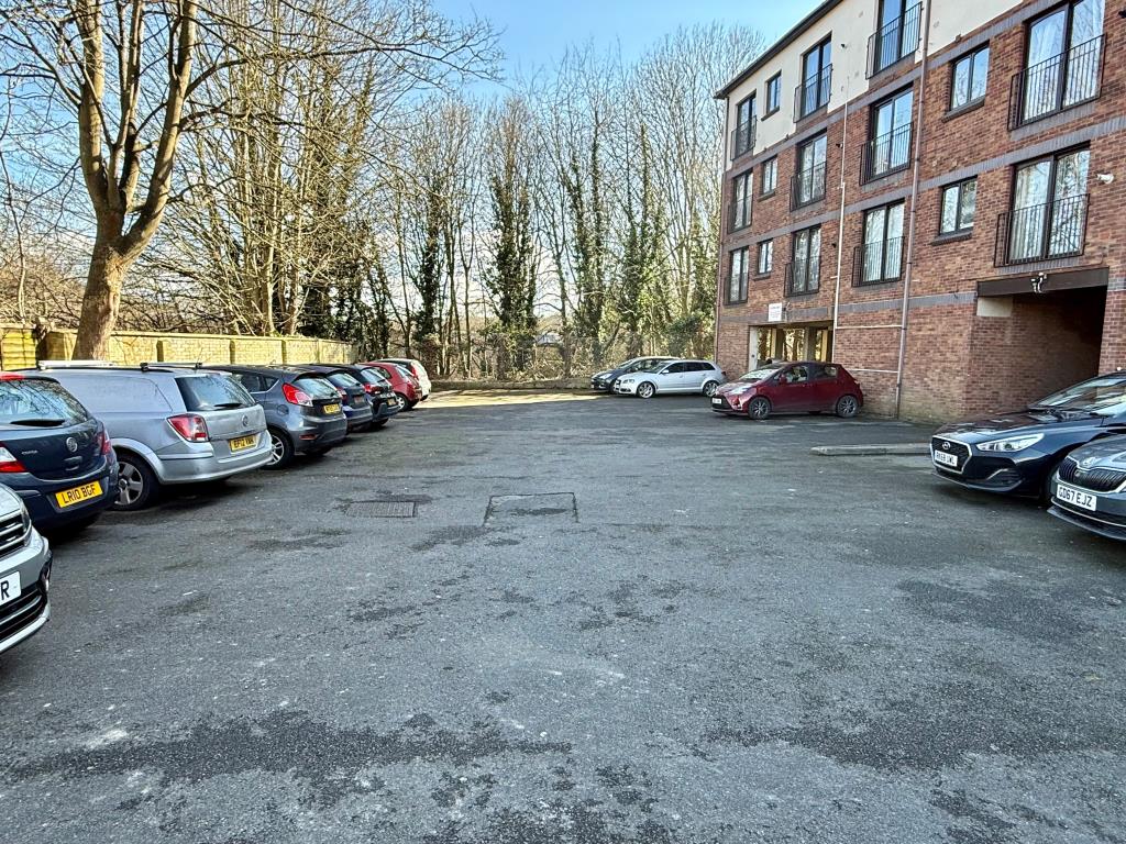 Lot: 117 - VACANT TOP FLOOR FLAT - Carpark